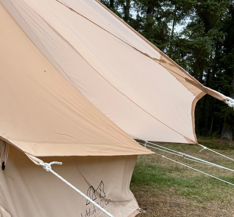 Regenhoes voor de glampingtent
