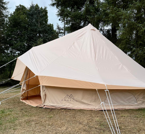 Regenhoes voor de glampingtent